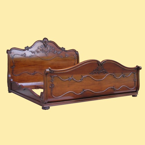 Кровать из массива дерева  Victorian Bed